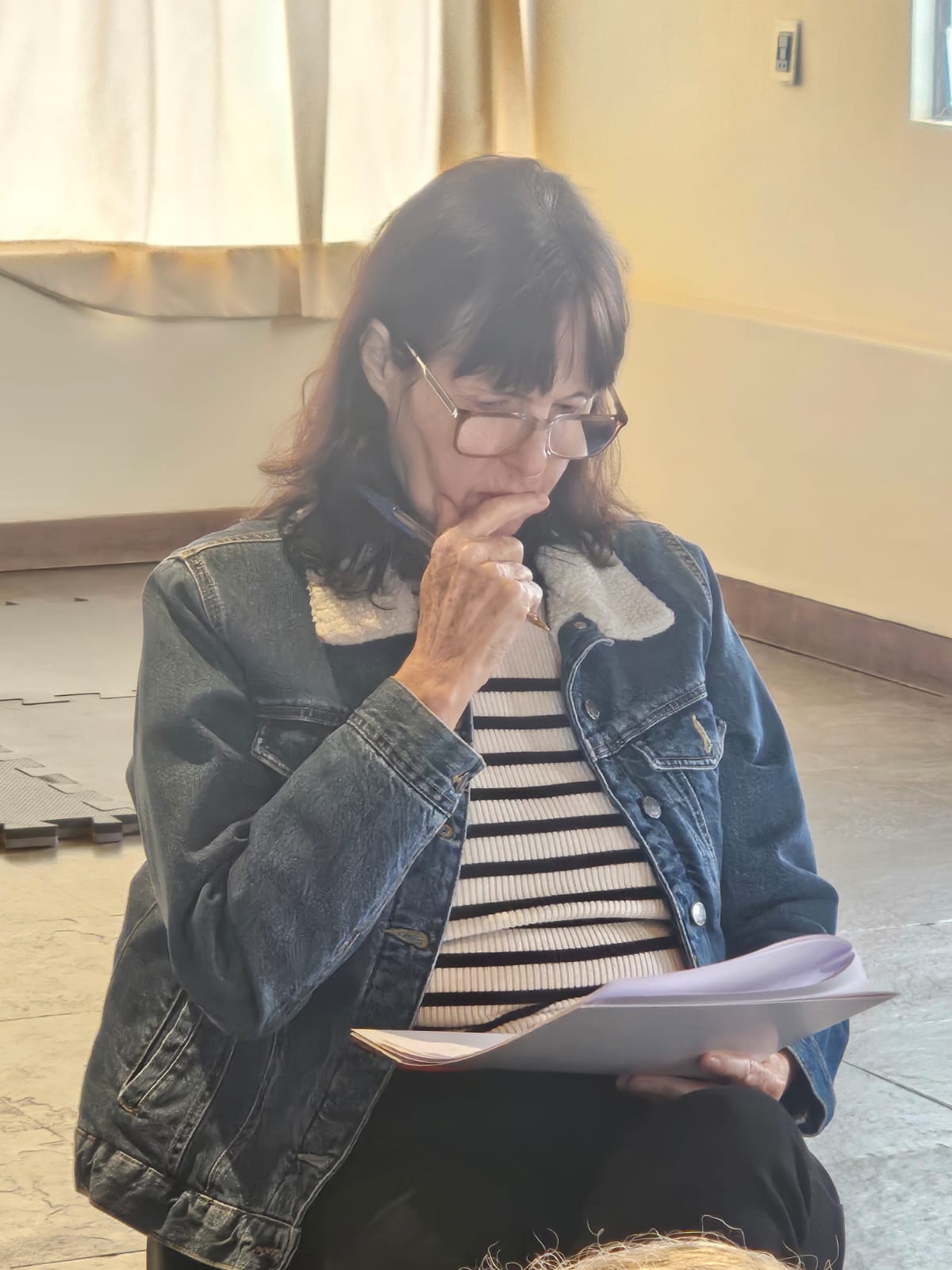 Participante lendo material do curso
